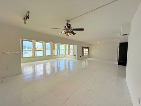 Empty room, Interior, Water