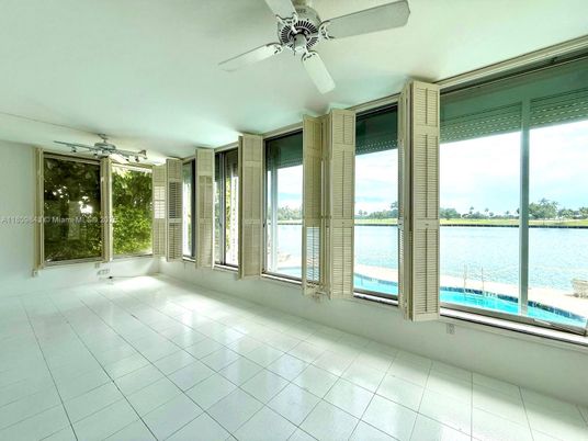 Empty room, Interior, Water