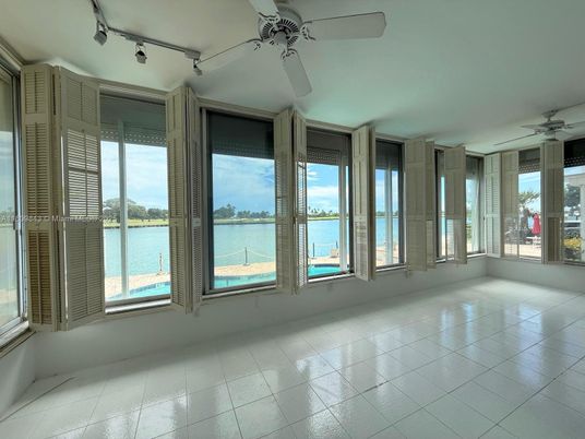 Empty room, Interior, Water