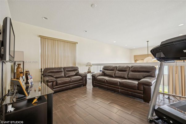 Fitness Equipment, Interior, Living room, Recessed Lighting, Wood Texture Flooring