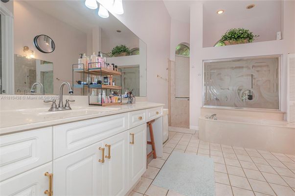 Bathroom, Dual Sink Vanities, Interior, Recessed Lighting