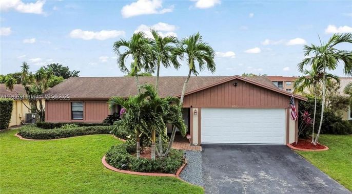 Attached, Exterior, Facade, Ranch