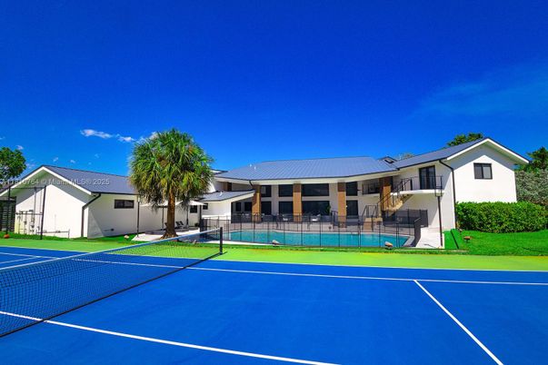 Exterior, Tennis Courts