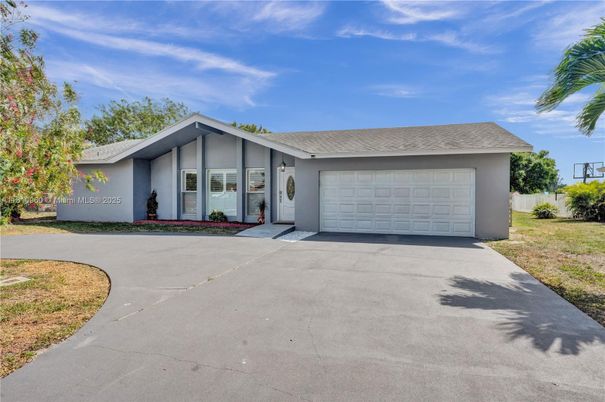 Attached, Exterior, Facade, Ranch