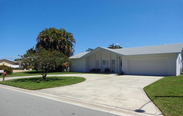 Attached, Exterior, Facade, Ranch
