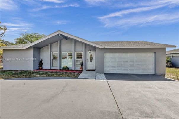 Attached, Exterior, Facade, Ranch