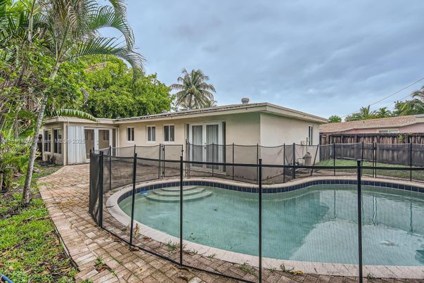 Exterior, Pool
