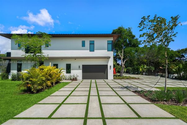 Attached, Backyard, Exterior, Facade, Modern