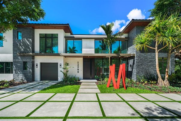 Attached, Backyard, Exterior, Facade, Modern