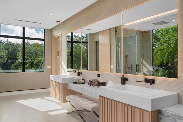 Bathroom, Dual Sink Vanities, Interior, Recessed Lighting