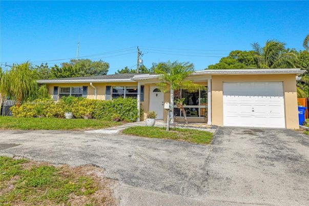 Attached, Exterior, Facade, Ranch