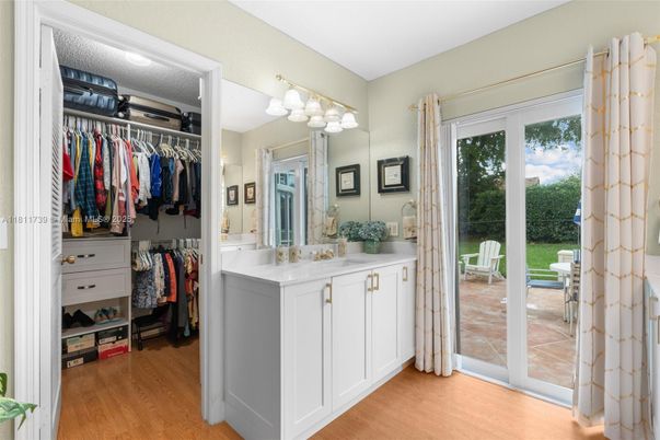 Bathroom, Interior, Walk-in Closets, Wood Texture Flooring