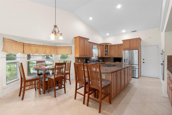 Dining room, Interior, Kitchen, Pendant Lights, Recessed Lighting, Stainless Steel Appliances