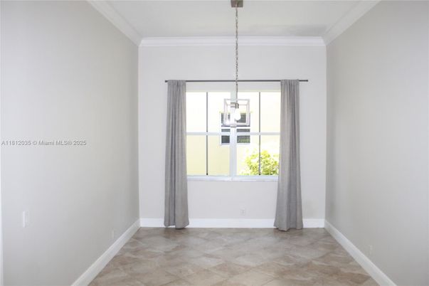 Empty room, Interior