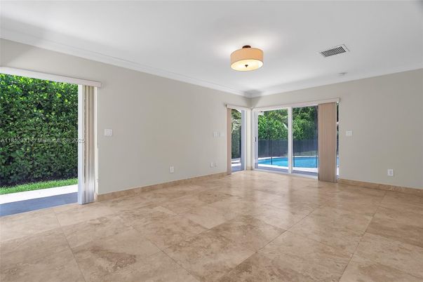 Empty room, Interior