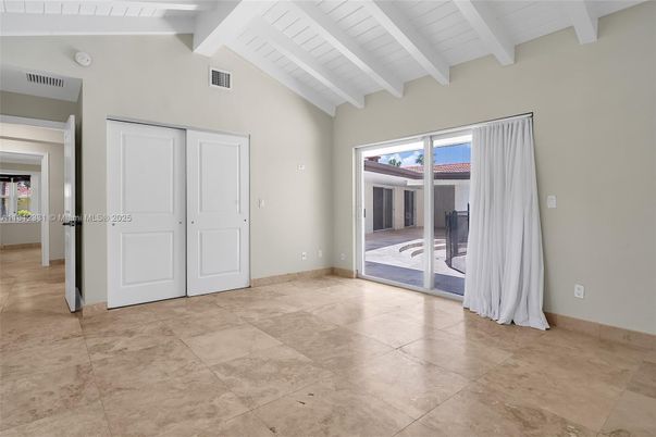 Empty room, Interior