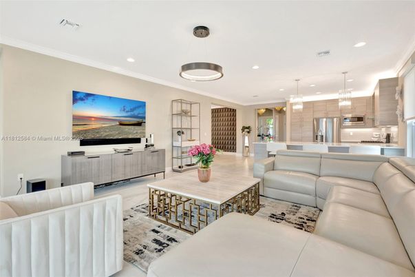 Chandelier, Interior, Kitchen, Living room, Pendant Lights, Recessed Lighting, Stainless Steel Appliances
