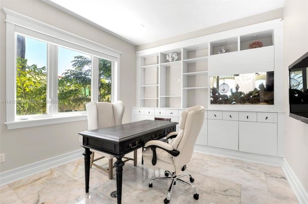 Home Office, Interior
