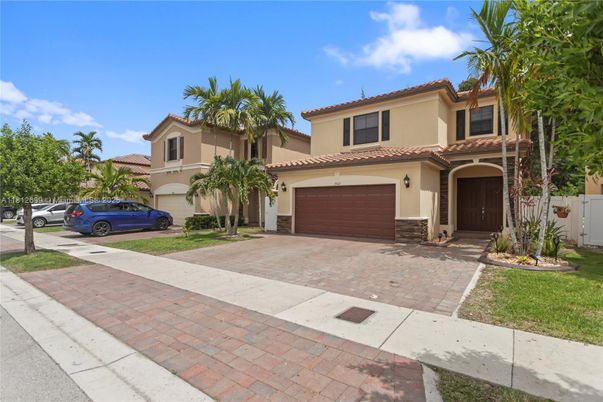 Attached, Exterior, Facade, Mediterranean