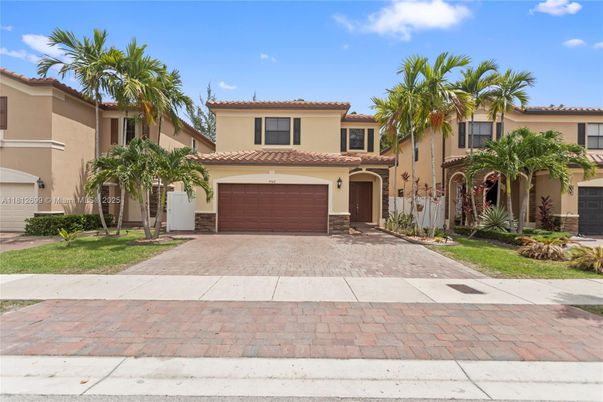 Attached, Exterior, Facade, Mediterranean