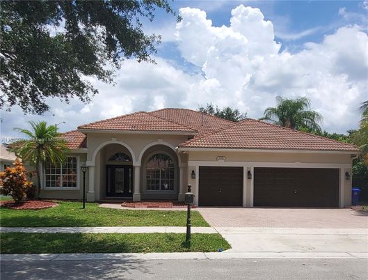 Attached, Exterior, Facade, Mediterranean