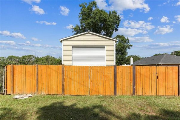 Detached Garage, Exterior