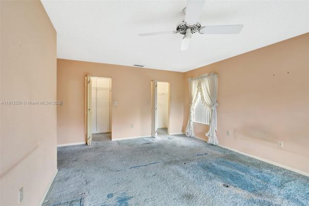 Empty room, Interior