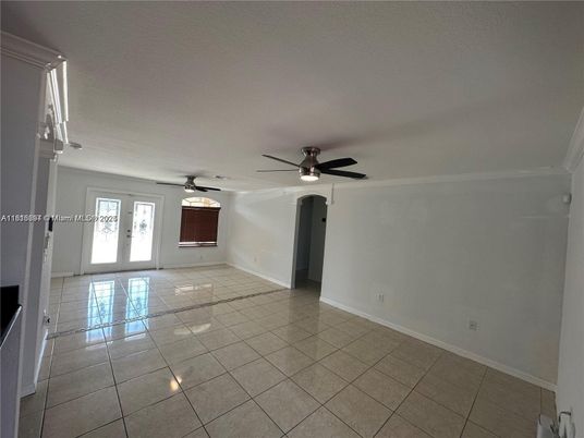 Empty room, Interior