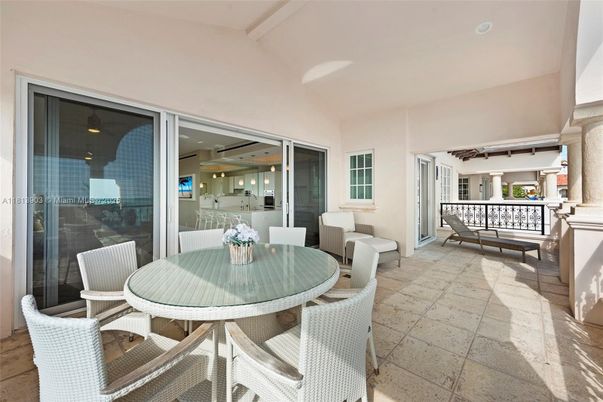 Dining room, Exterior