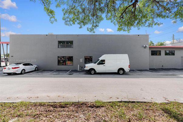 Attached, Exterior, Facade, Modern