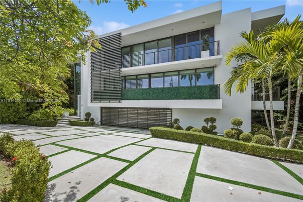 Attached, Exterior, Facade, Modern