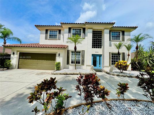 Attached, Exterior, Facade, Mediterranean