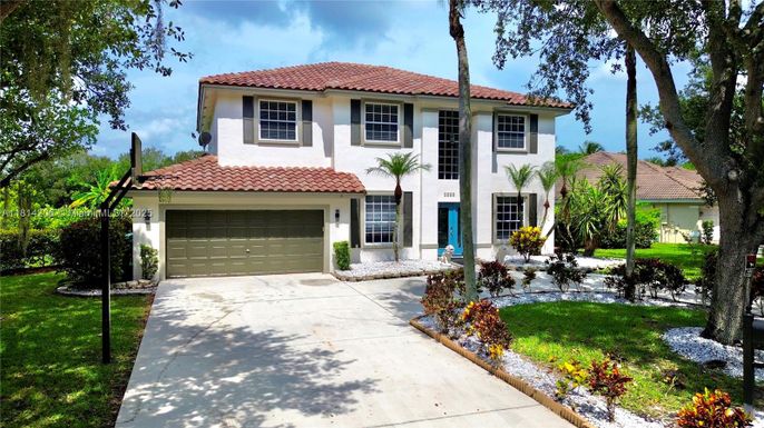 Attached, Exterior, Facade, Mediterranean