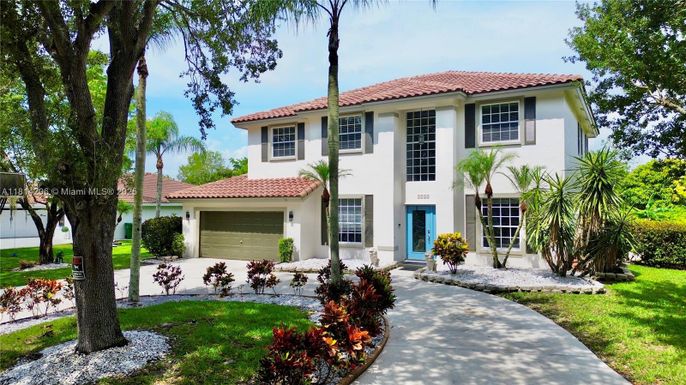 Attached, Exterior, Facade, Mediterranean