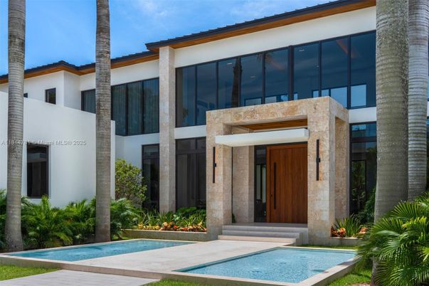 Exterior, Facade, Pool, Modern