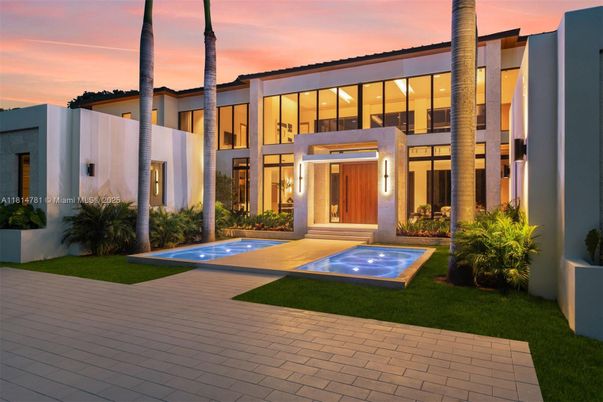Exterior, Facade, Pool, Modern