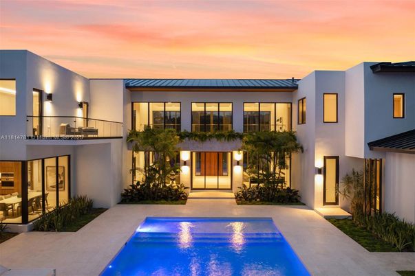 Exterior, Facade, Pool, Modern