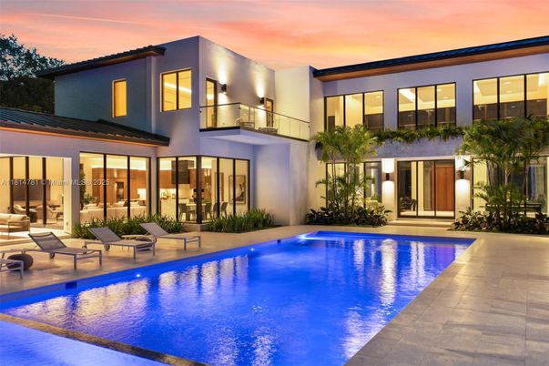 Exterior, Facade, Pool, Modern