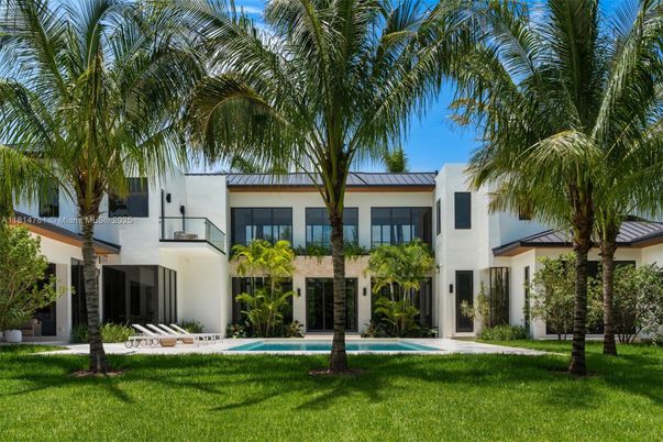 Backyard, Exterior, Facade, Pool, Modern