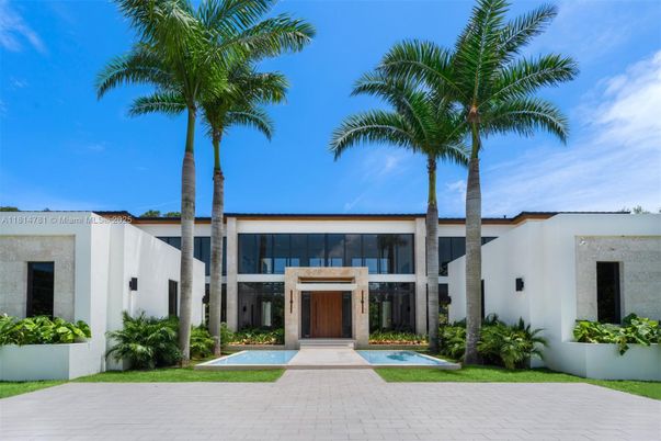 Exterior, Facade, Modern