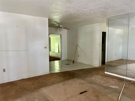 Empty room, Interior
