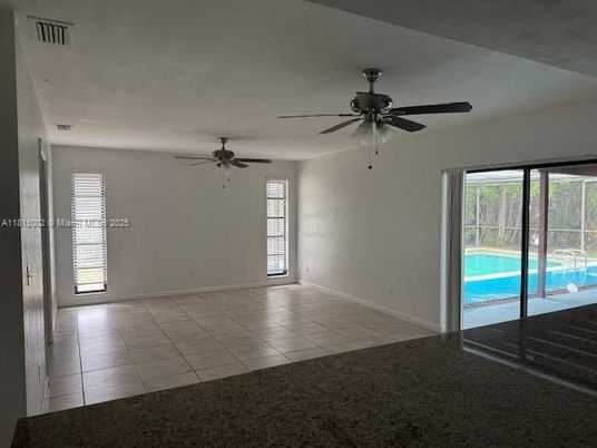 Empty room, Interior