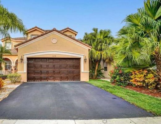 Attached, Exterior, Facade, Mediterranean