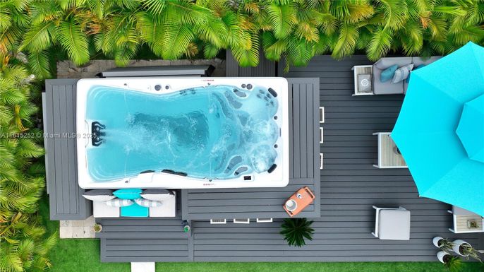 Exterior, Hot Tub