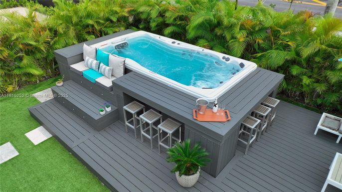 Exterior, Hot Tub