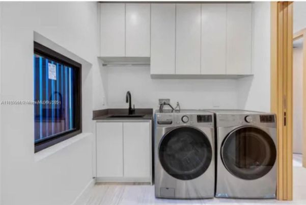 Interior, Washer, Wood Texture Flooring