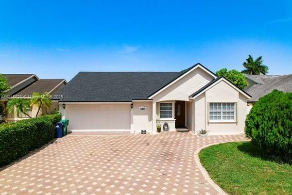 Attached, Exterior, Facade, Ranch