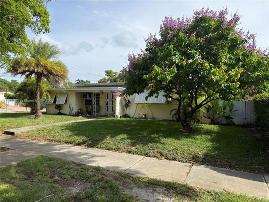 Backyard, Exterior, Facade, Ranch