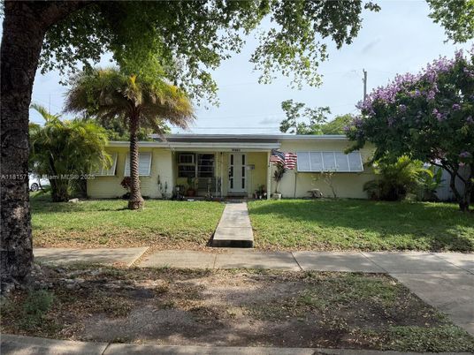 Exterior, Facade, Ranch