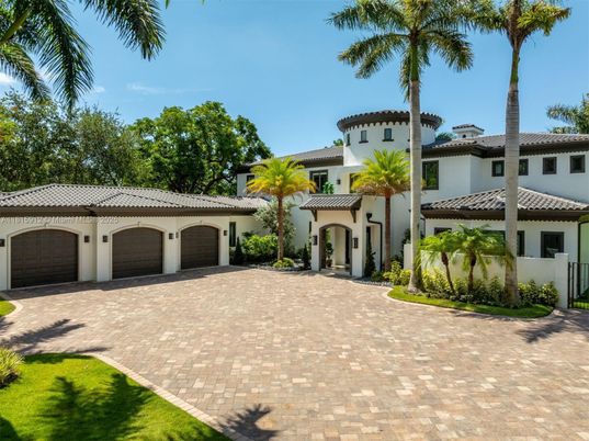Attached, Exterior, Facade, Mediterranean